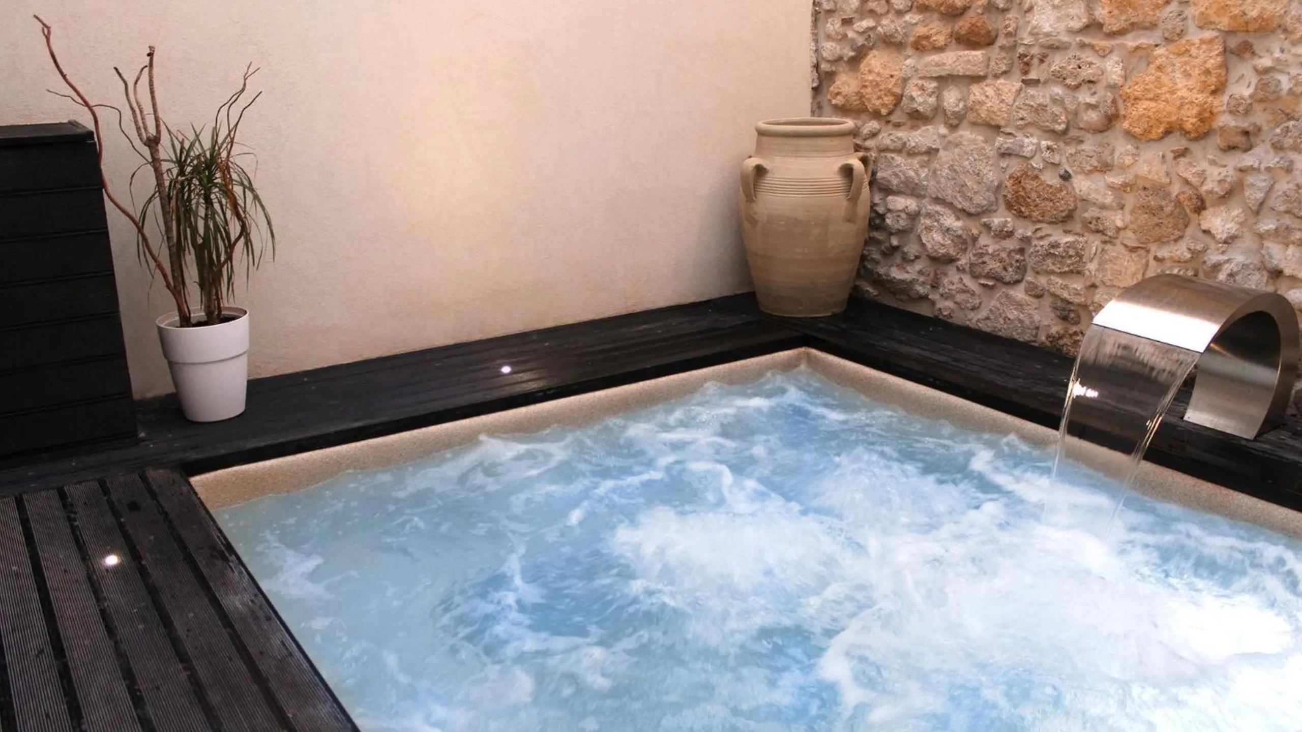 CinqueSuites-Ortigia-Foto-Suite-Deluxe-Vasca-Idromassaggio-745758921-orizzontale