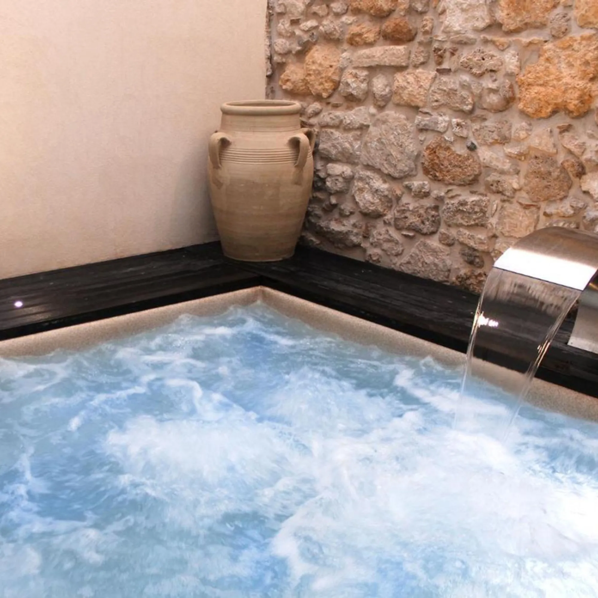 CinqueSuites-Ortigia-Foto-Suite-Deluxe-Vasca-Idromassaggio-745758921-quadrata